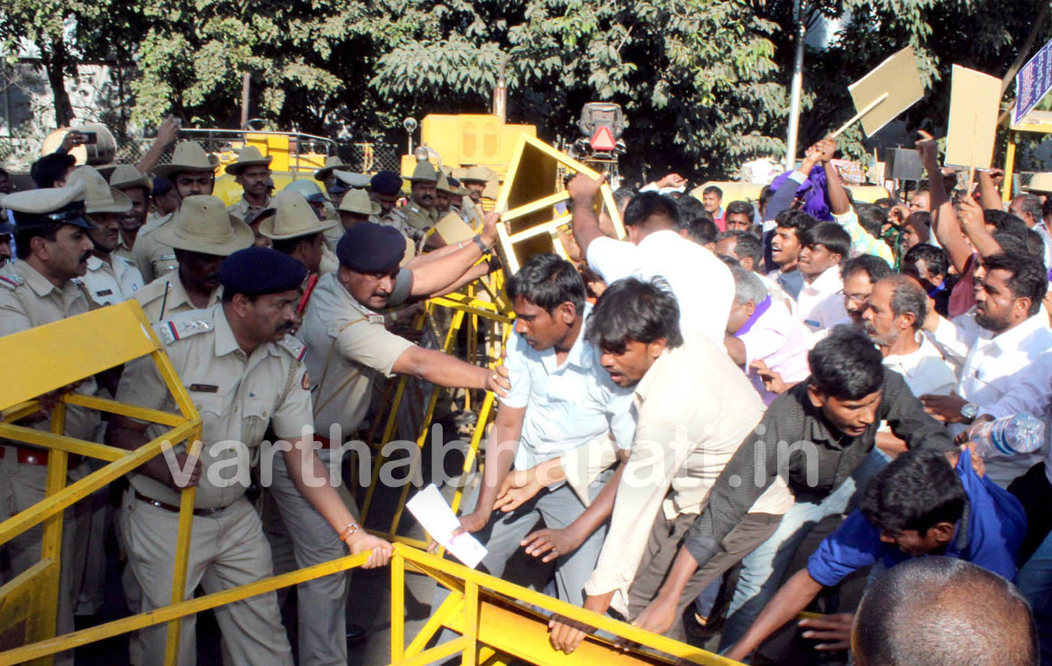 ನ್ಯಾ.ಸದಾಶಿವ ಆಯೋಗದ ವರದಿ ಜಾರಿಗೆ ಆಗ್ರಹ: ಪೊಲೀಸರು- ದಸಂಸ ಕಾರ್ಯಕರ್ತರ ನಡುವೆ ವಾಗ್ವಾದ